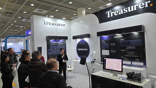 트레져러 김윤배 이사가 VIP 방문객에게 알파렌즈 솔루션을 소개하고 있다