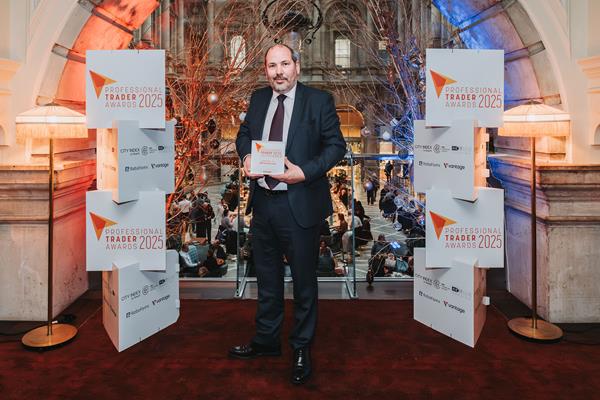 크리스토퍼 포츠(Christopher Potts) EBC 파이낸셜 그룹(영국) 최고운영책임자 겸 최고기술책임자가 EBC 파이낸셜 그룹을 대표해 홀리스턴 미디어가 주관한 2025 프로페셔널 트레이더 어워즈에서 ‘최우수 실행 브로커(Best Broker for Execution)’ 상을 수상했다