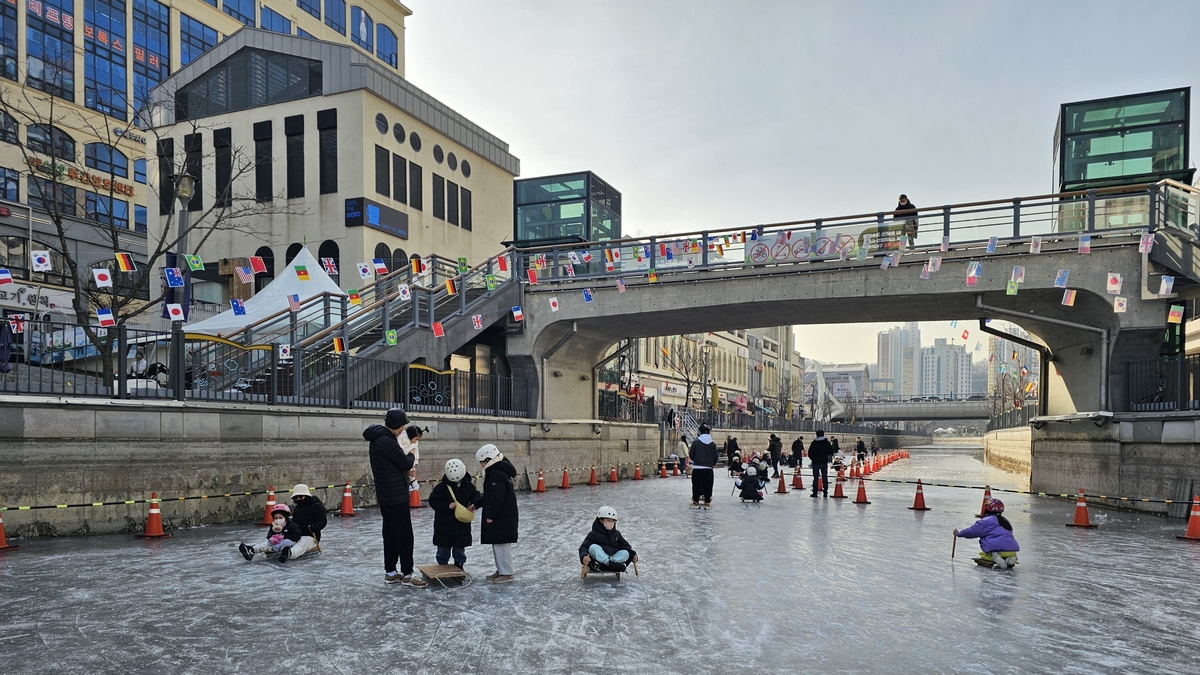 신나는 겨울…김포시 금빛수로 얼음썰매장 개장