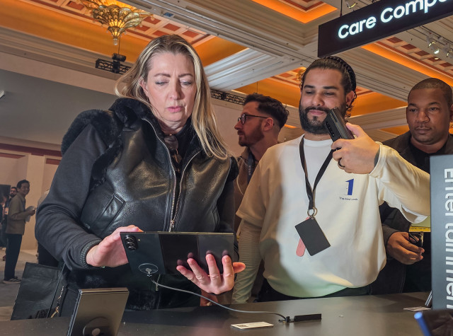 관람객이 미국 라스베이거스에서 열리는 세계 최대 전자 전시회 ‘CES 2026’에 마련된 윈호텔 삼성전자 단독 전시관에서 삼성전자 ‘갤럭시 Z 트라이폴드’를 구경하고 있다