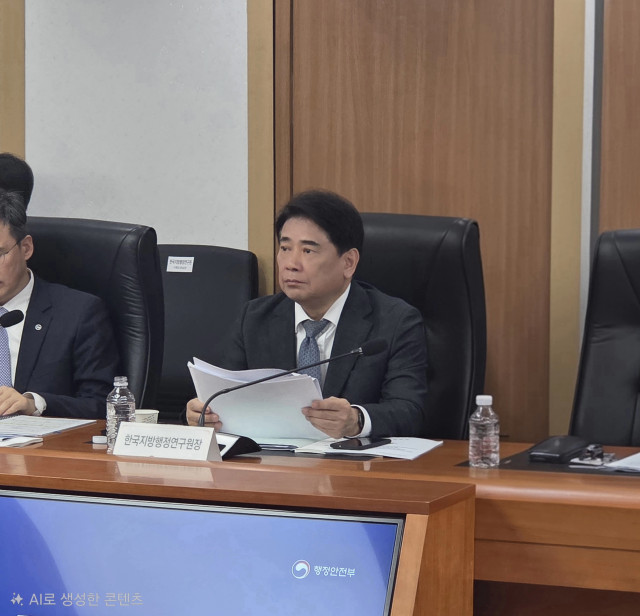행정안전부는 14일 산하기관 업무보고를 청취했다. 한국지방행정연구원 육동일 원장(사진)은 올해 자치분권과 균형성장을 축으로 지방행정의 구조적 전환을 지원하기 위한 정책연구를 강화하겠다고 밝혔다