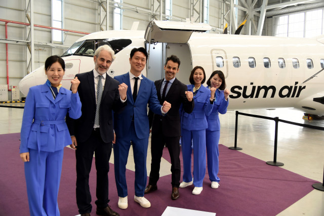 서울 김포 비즈니스 항공센터에서 진행된 섬에어 1호기 도입식에서 왼쪽부터 객실 승무원 김현주 객실 팀장, ATR사 영업 이사 장 다니엘(JEAN-DANIEL), 섬에어 최용덕 대표, ATR사 CCO 알렉시 비달(Alexis Vidal), 객실 승무원 장인향 교관, 객실 승무원 유은지 교관이 섬에어 신조기 앞에서 포즈를 취하고 있다