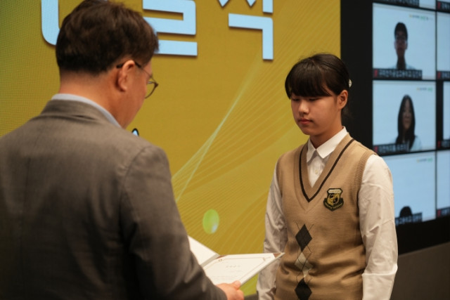 KB인재양성(중고등) 장학금 지원사업을 통해 장학생에게 장학금이 전달되고 있다