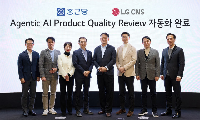 LG CNS AI클라우드사업부장 김태훈 부사장(오른쪽에서 4번째), 화학전지사업부장 장민용 상무(오른쪽에서 3번째)가 종근당 관계자들과 함께 기념사진을 촬영하고 있다