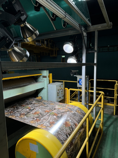 동국씨엠 부산공장 컬러강판 생산라인에 표면 결함 검출 기술 ‘DK SDD’가 적용된 모습