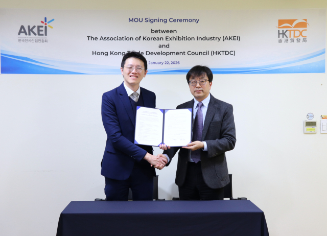 한국전시산업진흥회가 22일 홍콩무역발전국(HKTDC)과 전시산업 협력 및 무역 촉진을 위한 업무협약(MOU)을 체결했다. 왼쪽부터 HKTDC 빌리 리(Billy Lee) 한국지부장, 한국전시산업진흥회 장혁조 부회장