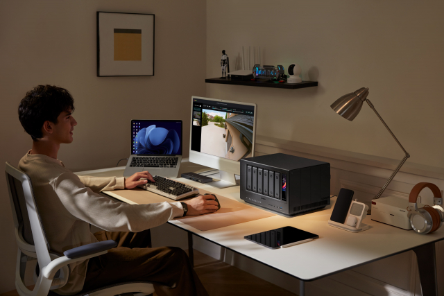 글로벌 테크 브랜드 UGREEN(유그린)이 한국 시장에서 NAS(Network Attached Storage) 제품군의 유통 및 기술지원 체계를 강화하며 본격적인 시장 확대에 나선다. UGREEN은 NAS 분야의 선도 브랜드로, 전 세계 여러 국가에서 크라우드펀딩 1위를 달성한 바 있다. 특히 2025년에는 한국 와디즈 플랫폼에서 23억8600만원의 크라우드펀딩 금액을 기록하며 큰 주목을 받았다. 올해부터 UGREEN 공식 유통사로 지정된 래안