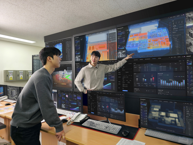 삼성전자의 빌딩 통합 솔루션 ‘b.IoT’로 ‘팩토리얼 성수’ 빌딩 운영 상태 전반을 실시간으로 모니터링하는 모습