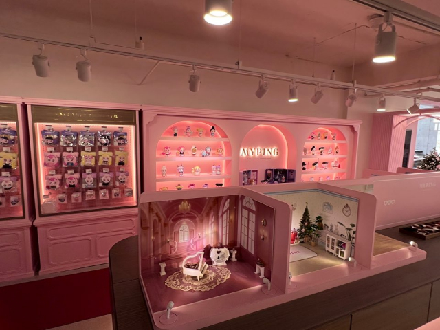 티니핑 성수 플래그십 스토어 내부