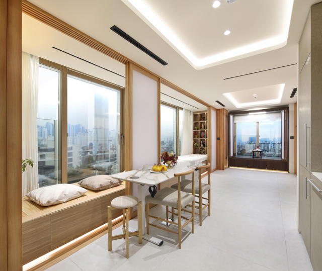 홈플릭스 Living OS가 적용된 주거 공간 내부. 한옥의 여백과 자연 소재에서 영감을 받은 원목 인테리어 안에, 환경 인지·제어 기술이 보이지 않게 내장된 것이 특징이다