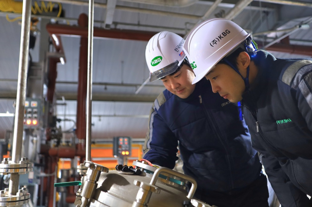 부삼열 대표가 TFE(Thin Film Evaporator) 설비를 확인하고 있다