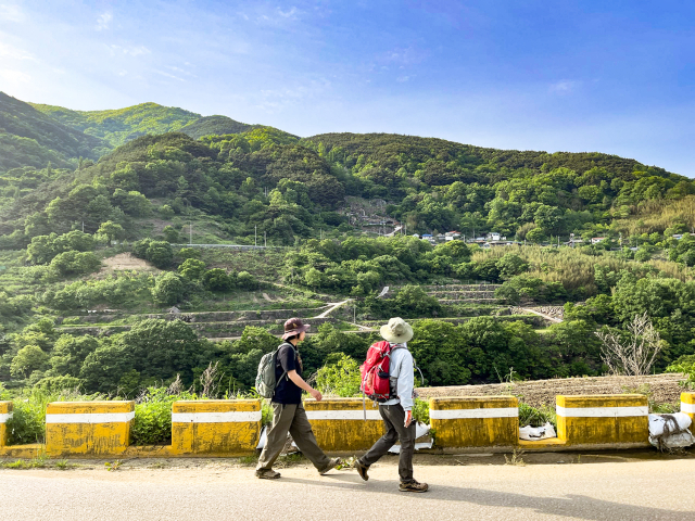 지리산둘레길을 걷는 모습
