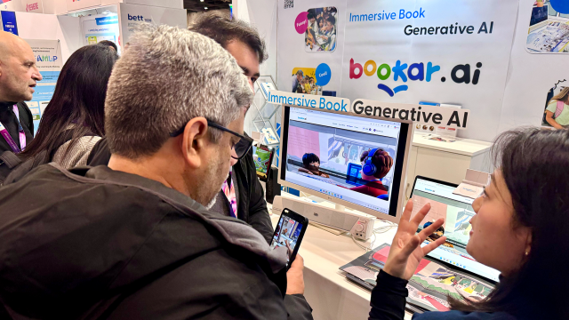 아티젠스페이스 관계자가 AI 기반 도서 콘텐츠 생성 기술 ‘bookar.ai’를 시연하고 있다