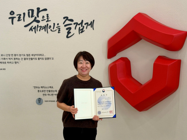 샘표 이홍란 우리맛연구팀장이 우리 장(醬)과 발효를 기반으로 우리맛의 가치를 널리 알리고 식품산업 활성화에 기여한 공로를 인정받아 농림축산식품부 장관 표창을 수상했다