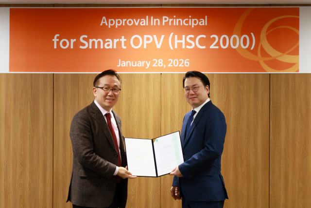 한화시스템이 지난 28일 세계 3대 선급 기관 중 하나인 영국 로이드선급(Lloyd’s Register)으로부터 국내 최초로 ‘스마트 다목적 전투함’을 대상으로 개념설계 인증(AIP)을 획득했다. 왼쪽부터 홍충식 로이드선급 극동아시아 전략기획 부사장, 유문기 한화시스템 해양사업부장