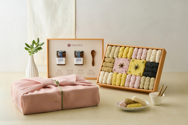 전통한과와 100% 국내산 쌀로 만든 조청으로 구성된 청연화 선물세트. 한과 2단, 조청 1단 구성