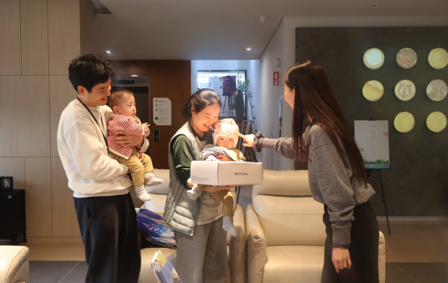 뷰티 크리에이터 ‘민스코’가 RMHC Korea 양산하우스를 방문해 환아 가족들에게 ‘민스코 박스’를 선물하고 있다