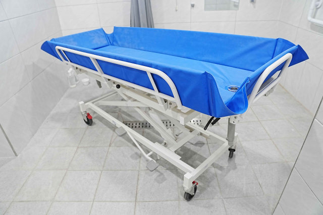 SRC재활병원이 전 병동에 도입한 ‘이동식 샤워베드’. 높낮이 및 기울기 조절 기능으로 거동이 불편한 환자의 안전한 세정을 돕고 낙상 사고를 예방한다