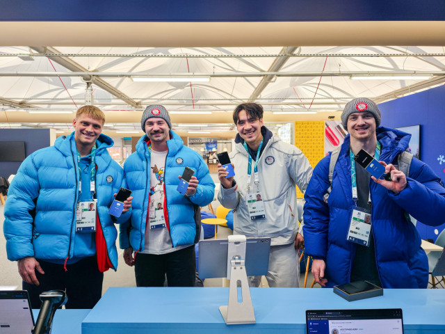 미국 봅슬레이팀 선수들이 코르티나 올림픽 선수촌 내 삼성 체험관을 방문해 갤럭시 Z 플립7 올림픽 에디션을 보여주고 있다