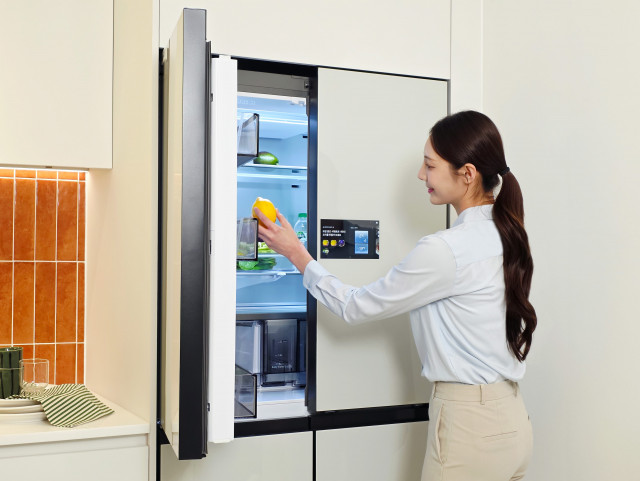 삼성전자 모델이 4일부터 7일까지 일산 킨텍스에서 열리는  국내 최대 건축박람회 ‘2026 코리아빌드위크’에서 삼성전자 AI 홈 기반 ‘모듈러 홈 솔루션’을 소개하고 있다