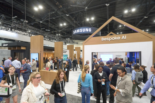 미국 플로리다주 올란도에서 열린 북미 최대 규모의 주방·욕실 전시회 ‘KBIS 2026(The Kitchen & Bath Industry Show 2026)’에서 관람객들이 ‘비스포크 AI 가전’과 럭셔리 빌트인 ‘데이코(Dacor)’ 라인업을 구경하고 있다