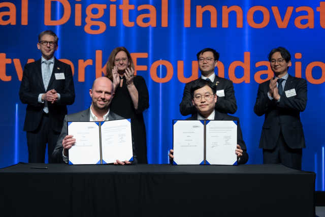 글로벌디지털혁신네트워크(GDIN) 장석진 상무이사와 GI Ventures Rick van den Bosch 대표가  양해각서(MOU) 체결 후 기념사진을 촬영하고 있다. 이번 행사에는 여한구 산업통상부 통상교섭본부장과 Aukje de Vries 네덜란드 대외무역개발부 장관을 비롯해 김봉만 한국경제인협회 국제본부장, Focco Vijselaar 네덜란드 산업고용주연합(VNO-NCW) 사무총장이 증인으로 참석했다