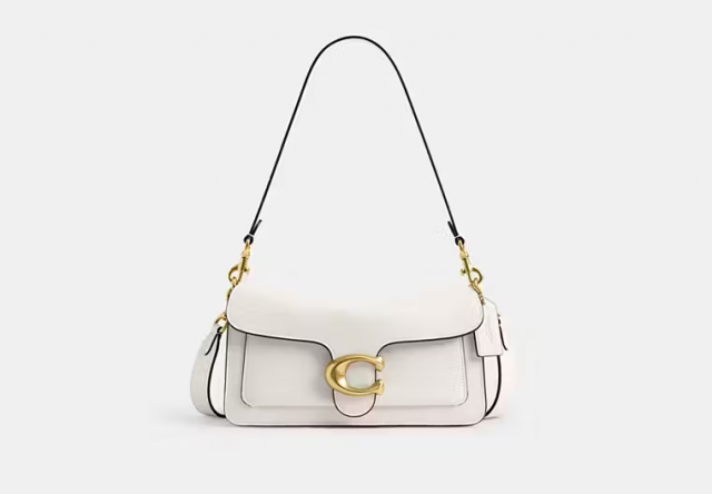 클래식에 모던함을 더하다… 코치 가방으로 완성하는 프레피 룩(사진=Coach)