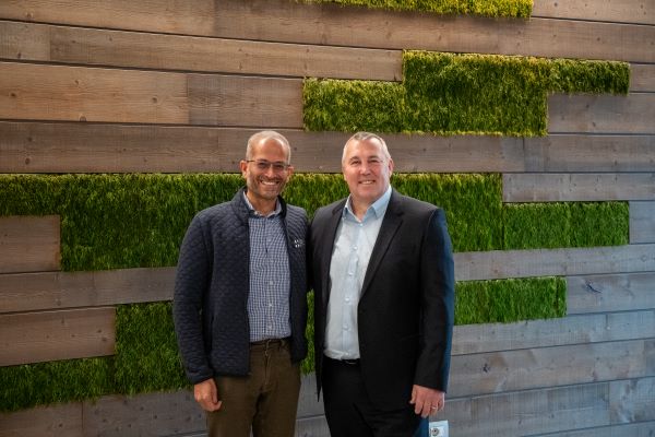 크리슈나 랑가사이(Krishna Rangasayee) SiMa.ai 창립자겸 CEO(왼쪽)와 션 로빈슨(Sean Robinson) STIGA CEO(오른쪽)가 파트너십 체결 후 기념 촬영을 하고 있다