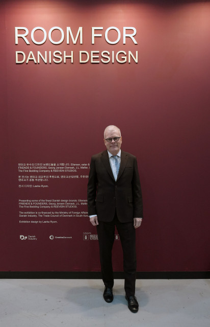 2월 25일(수) 서울 코엑스에서 열리고 있는 서울리빙디자인페어를 방문한 미카엘 헴니티 빈터 주한덴마크대사가 덴마크 국가관 ‘Room for Danish Design’ 앞에서 기념사진을 촬영하고 있다. 이번 국가관을 기획한 주한덴마크대사관은 덴마크 디자인 브랜드 10곳을 소개하고 SNS 이벤트, 음악 공연, 세미나 발표 등 다양한 프로그램을 선보인다