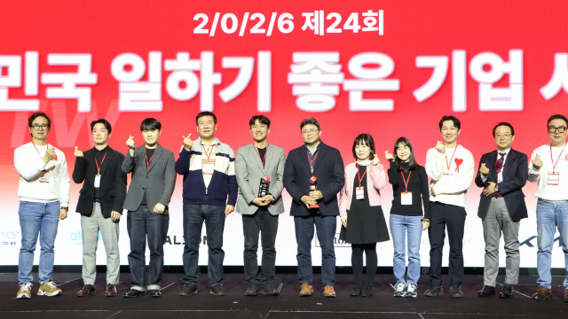 기아 피플앤컬처팀 이준길 팀장(왼쪽에서 다섯번째), 경영지원1실장 박영재 실장(왼쪽에서 여섯번째)이 ‘GPTW 경영 혁신 컨퍼런스’ 수상자들과 기념 촬영을 하고 있다