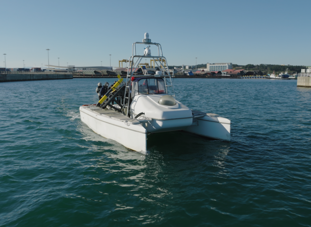 해상 시험 중인 쌍동형 무인수상선(수소 연료전지 기반 하이브리드 시스템 적용)