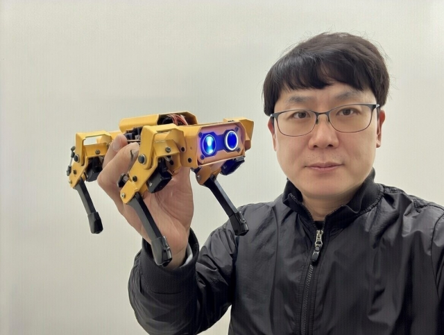 드론부품 및 로봇 전문 기업 아크로사의 이병섭 대표이사가 국내 유통을 시작한 하이원더(Hiwonder)의 인공지능 4족 보행 로봇 ‘MechDog’를 선보이고 있다. ‘MechDog’는 라즈베리 파이(Raspberry Pi)를 기반으로 작동하며, 고성능 서보 모터와 AI 비전 카메라가 탑재돼 있어 얼굴 인식, 색상 추적, 자율 주행 등 고도의 인공지능 기능을 직접 코딩으로 구현할 수 있는 로봇 개발 키트다