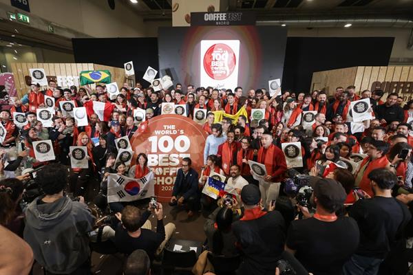 ‘2026 세계 100대 커피숍(The World’s 100 Best Coffee Shops 2026)’ 수상자들이 ‘CoffeeFest Madrid 2026’ 무대에 올라 업계 리더와 언론, 국제 관계자들과 함께 스페셜티 커피 분야의 글로벌 우수성을 기념하고 있다