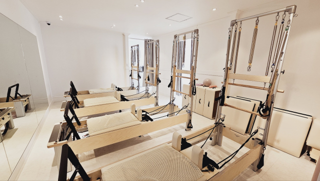 리포머, 체어, 바렐 등 전문 기구가 배치된 리히트필라테스 내부 전경