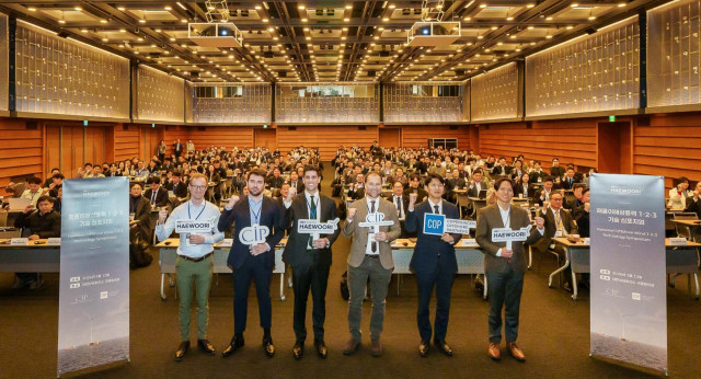 12일 서울 대한상공회의소 국제회의장에서 열린 ‘해울이해상풍력 1·2·3 기술 심포지엄’에서 코펜하겐 오프쇼어 파트너스(COP) 주요 임직원들이 기념촬영을 하고 있다