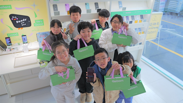 아이들이 자신이 꾸민 ‘리본 공신폰’을 들고 기념사진을 촬영하고 있다