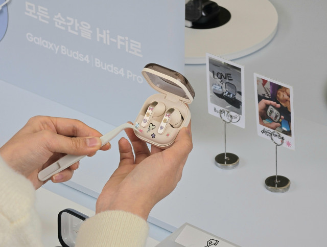 삼성 강남 ‘갤럭시 버즈 커스텀 랩’에서 ‘갤럭시 버즈4 프로’를 다양한 스티커를 활용해 꾸미는 모습