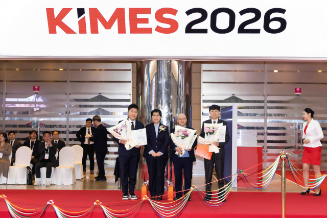 개막식에서 기념사진 촬영 중인 유비케어 김진태 대표(좌측에서 첫번째) 보건복지부 정은경 장관(좌측에서 두번째)