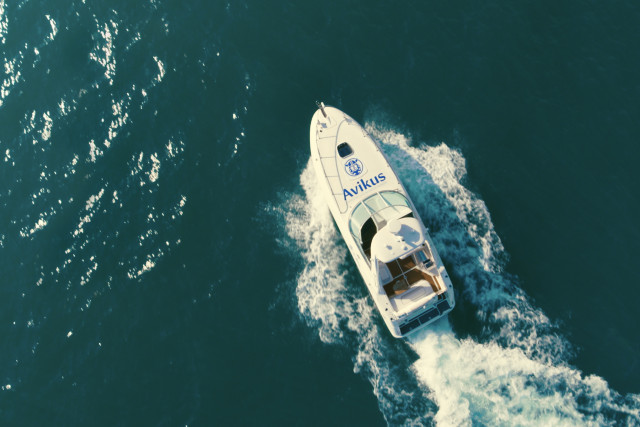 아비커스의 자율운항시스템이 설치된 레저용 보트