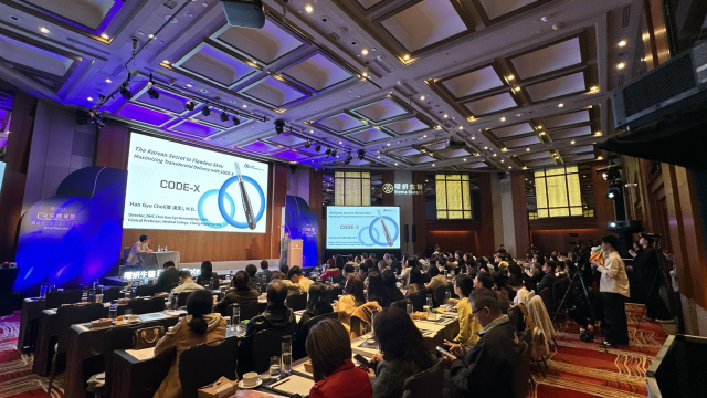 우리메카의 의학자문위원인 최한규 원장이 마이크로니들링의 효능과 CODE-X를 활용한 시술 프로토콜을 강의하고 있다