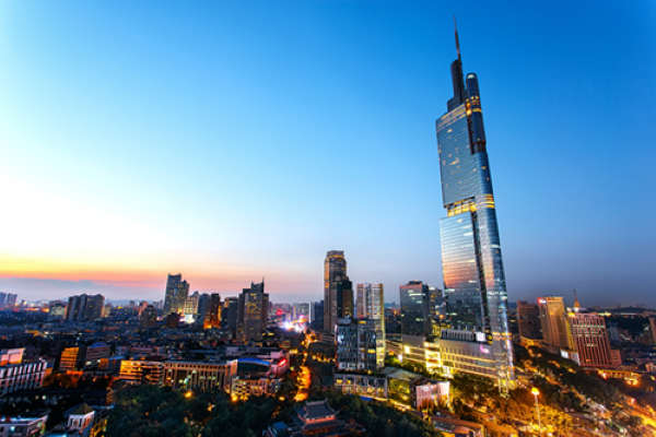 장쑤성은 우수한 인프라와 고도로 발달한 교통·통신 네트워크를 갖추고 있다. 내륙 하천 운송과 고속도로의 밀집도는 중국에서 가장 높은 수준으로, 장쑤성은 가장 역동적이며 발전 잠재력이 큰 중국의 주요 성 가운데 하나로 평가된다(사진 제공: 장쑤성 웹페이지)