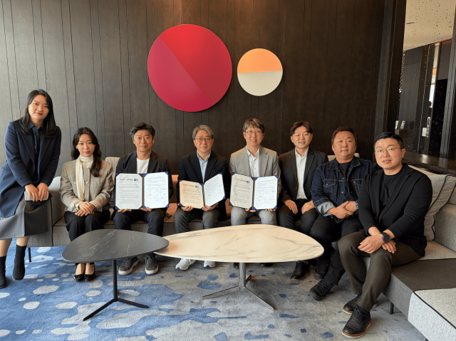 트리플라-루밍허브-HRS 3사 대표 및 한국의 산업 주요 관계자들이 전략적 업무협약(MOU) 체결 후 기념사진을 촬영하고 있다