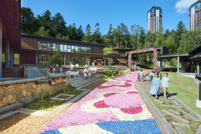 160m 길이의 호시노 리조트 토마무 봄 풍경 ‘꽃피는 카펫’