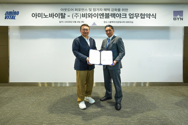 왼쪽부터 블랙야크 BY사업본부장 김익태 사장과 한국아지노모도 오다 아츠시 사장이 2일 개최된 업무협약식에서 기념촬영을 하고있다