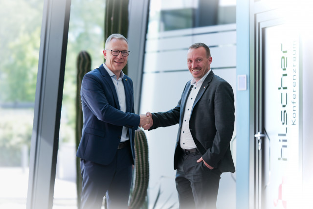 왼쪽부터 HIMA 그룹 CEO 요르크 데 라 모테(Jörg de la Motte)와 힐셔 CEO 세바스티안 힐셔(Sebastian Hilscher)가 협약을 체결하고 있다