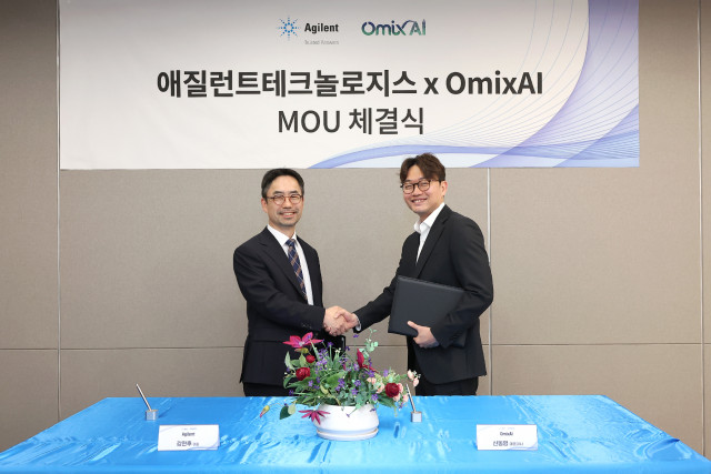 왼쪽부터 강현후 한국애질런트테크놀로지스 대표와 신동명  오믹스AI 대표가 서울에서 전략적 협약을 체결하고 기념사진을 촬영하고 있다