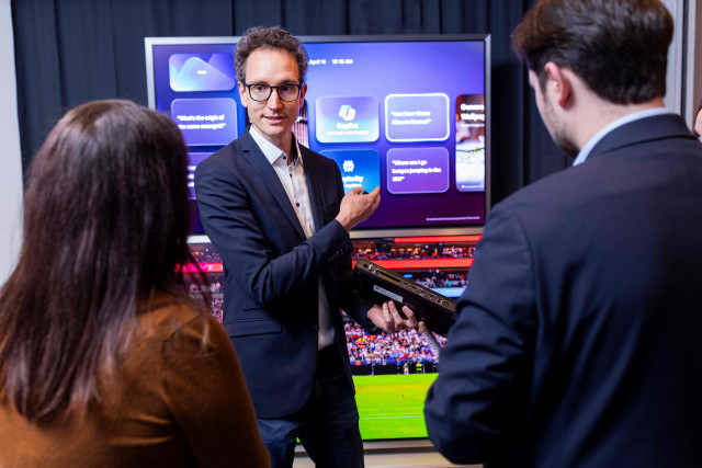 독일 프랑크푸르트에서 열린 삼성전자 ‘2026 유럽 테크세미나’에서 참석자들이 삼성전자 TV에 적용된 최신 AI 기술을 체험하고 있다