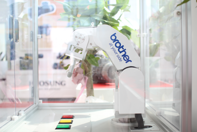 닛세이 UXiMO 로봇