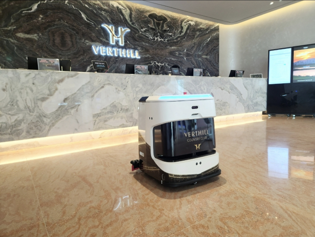 영종도 베르힐 컨트리클럽 클럽하우스의 로비를 청소 중인 AI 청소로봇 ‘휠리 J40’