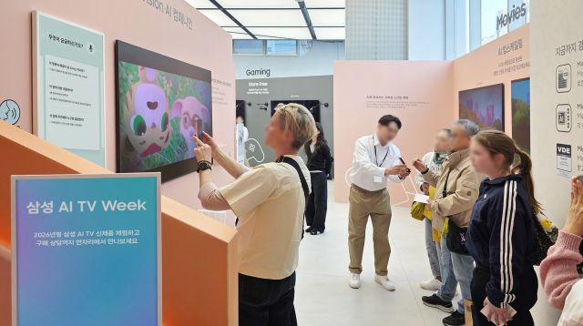 ‘삼성 AI TV 위크’ 방문객들이 영화를 시청하며 삼성 TV만의 통합 AI 플랫폼 ‘비전 AI 컴패니언’에 궁금한 내용을 질문하고 있다